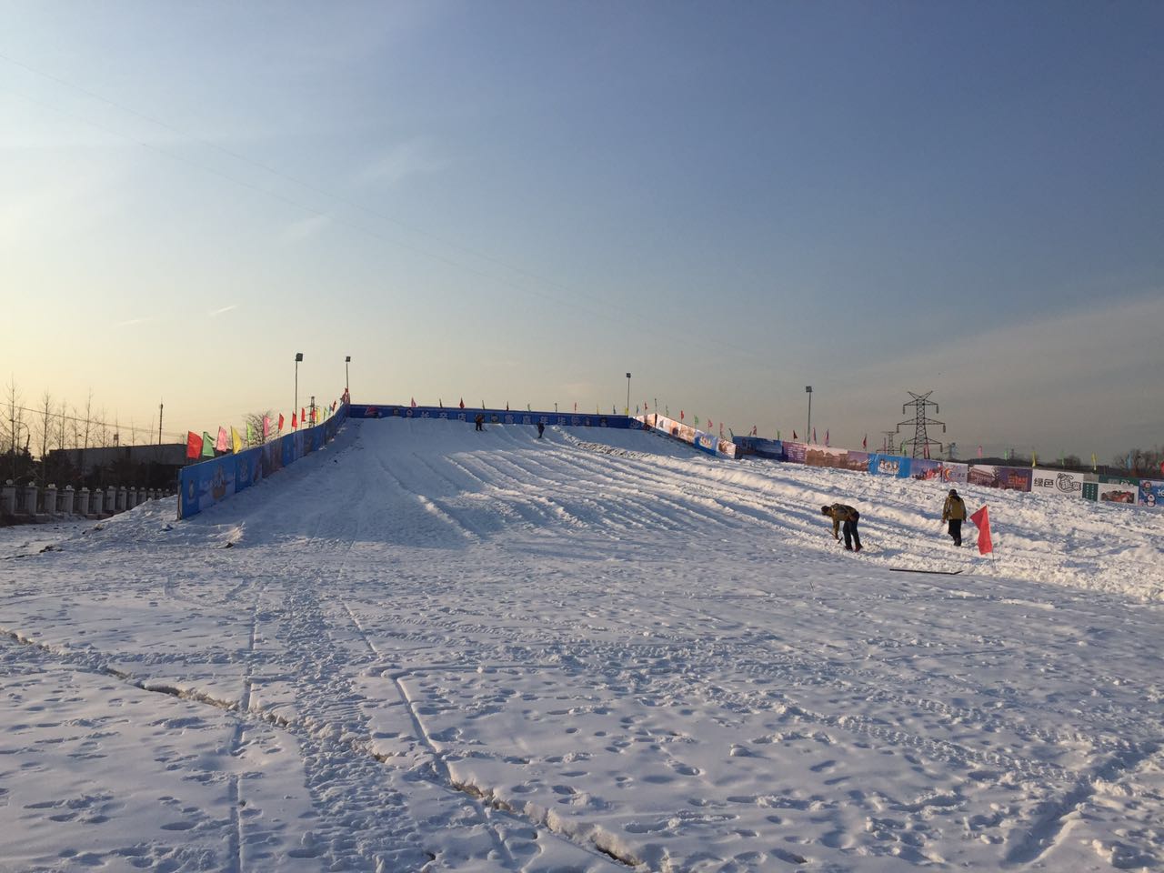 北京朝陽(yáng)店冰雪樂(lè)園成功開(kāi)幕，河北迪特加油助威