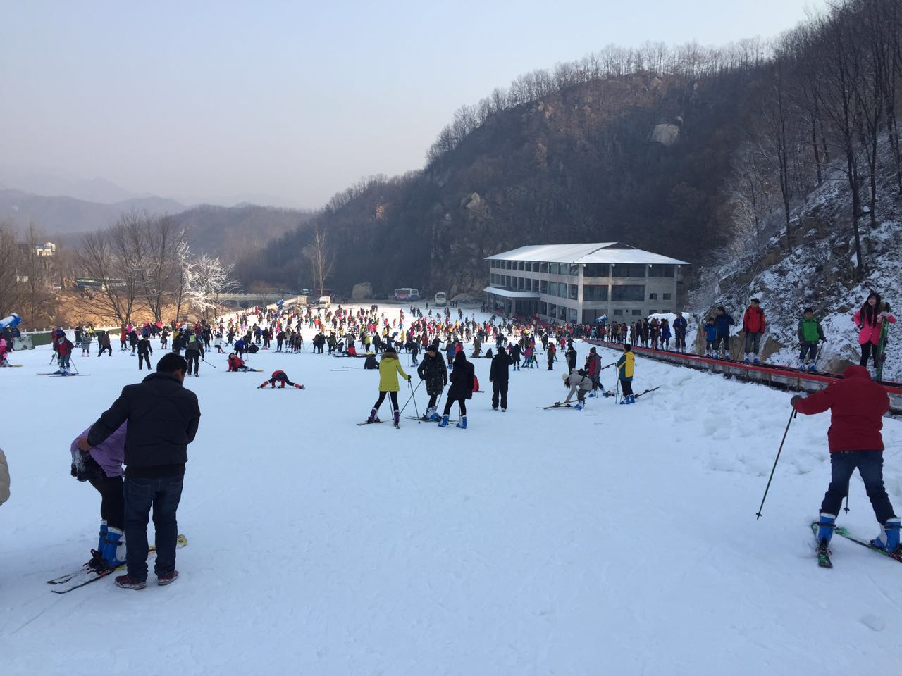 河南平頂山大峽谷滑雪場(chǎng)游樂場(chǎng)成功開幕，河北迪特加油助威